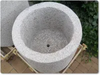 Pflanzkübel aus gelbem Granit