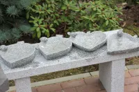 Mehrere Vogelbäder als Blatt mit Vogel aus Naturstein Granit
