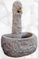 Grob behauener Gartenbrunnen aus Granit für die Gartendekoration