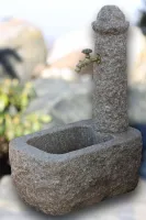 Grob gehauener Gartenbrunnen aus Granit zur Gartendekoration