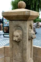 Detail der Brunnensäule des achteckigen antiken Brunnens