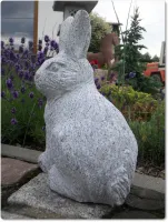 Hase aus Naturstein für den Garten