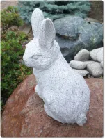 Hase aus Granit für den Garten