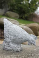 Tierfigur Huhn aus Granit für die Gartengestaltung