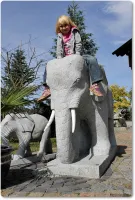 Elefant aus Granit für den Garten