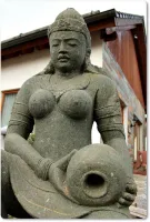 Siwa (Shiva) Steinfigur aus grüner Lava für die Gartendeko
