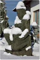 Steinfigur von Siwa (Shiva) aus grüner Lava im Winter mit Schnee