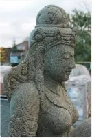 Seitenansicht der Steinfigur Shiva