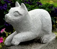 Katze aus Granit als Zierde für den Garten