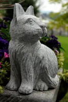 Katze aus grauem Granit für die Gartengestaltung
