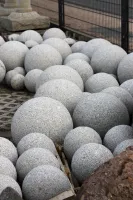 Kugeln aus Granit in verschiedenen Größen