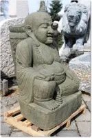 Dicker Buddha aus Naturstein für den Garten