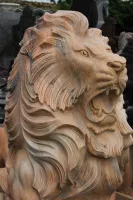Detail Kopf des Löwen mit offenem Maul