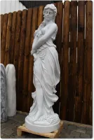 Marmor Steinfigur einer anmutigen Frau im Gewand