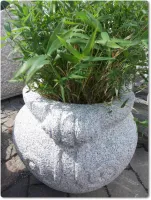 Pflanztrog aus Naturstein für den Garten
