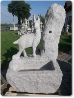 Rustikaler Gartenbrunnen mit Ziege und Jungtier