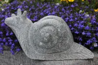 Seitenansicht der Schnecke aus Granit für den Garten