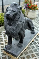 Vorderansicht des schwarzen Löwen aus Naturstein