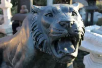 Detail Kopf der Gartenfigur Tiger mit aufgerissenem Maul