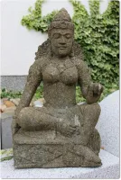 Shiva Steinfigur aus Basanit in Ganzaufnahme für die Gartendeko