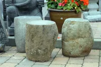 Sitzpoller aus Naturstein Basalt