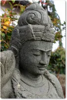 Steinskulptur Dewi Tara aus grüner Lava für den Garten
