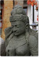 Skulptur Dewi Tara aus Lava für die Gartendeko