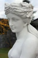 Detail der Nymphe aus Naturstein weißer Marmor