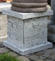 Sockel aus Kalkstein mit gestockter Oberfläche