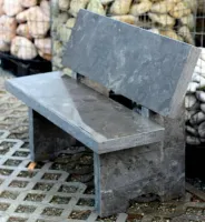 Steinbank mit Rückenlehne und polierter Sitzfläche für den Garten