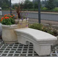 Steinbank mit Pflanztrögen für die individuelle Gartengestaltung