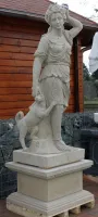 Seite der Skulptur Statue Frau mit Hund aus Sandstein