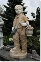 Steinfigur Junge mit Früchtekorb