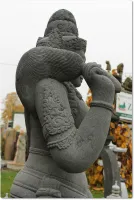 Seitenansicht der Steinfigur Lakshmi