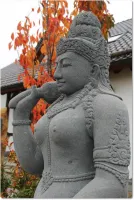 Detail Rumpf und Kopf der Steinfigur Lakshmi
