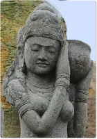 Detail des Kopfes der Steinfigur Shiva aus dem Naturstein Basani