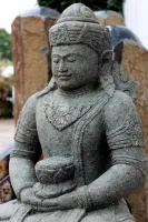 Nahaufnahme der Steinfigur Vishnu aus Stein