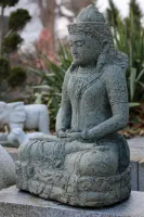 Steinfigur (Gartenfigur) des Vishnu aus Naturstein Basanit