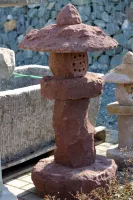 Steinlampe aus rotem Sandstein zur Gartendekoration