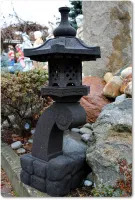 Steinlaterne aus schwarzer Lava für den japanischen Garten.