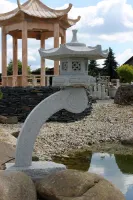 Steinlaterne Rankei aus Granit als Dekoelement für den Gartenteich