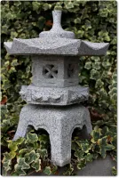 Steinlaterne Rokkaku Yukimi aus Naturstein Granit für die Gartendekoration