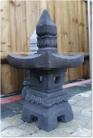 Steinlaterne Sungu aus schwarzem Lavagestein zur Gartendekoration