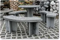 Steintisch mit Steinbänken für die Gartengestaltung