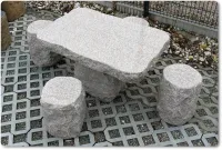 Tisch mit vier Sitzhockern aus dem Naturstein Granit