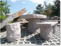 Steinmöbel für den Garten aus Granit