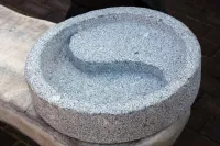 Vogeltränke aus Granit mit Yin und Yang