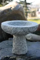 Vogeltränke aus Granit mit Standfuß