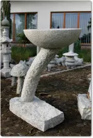 Vogeltränke aus Granit mit Sockel und Standfuß für die Gartendekoration