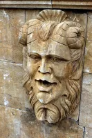 Detail Wandbrunnen des Reliefs einer Chimäre (Mischwesen) mit Hö